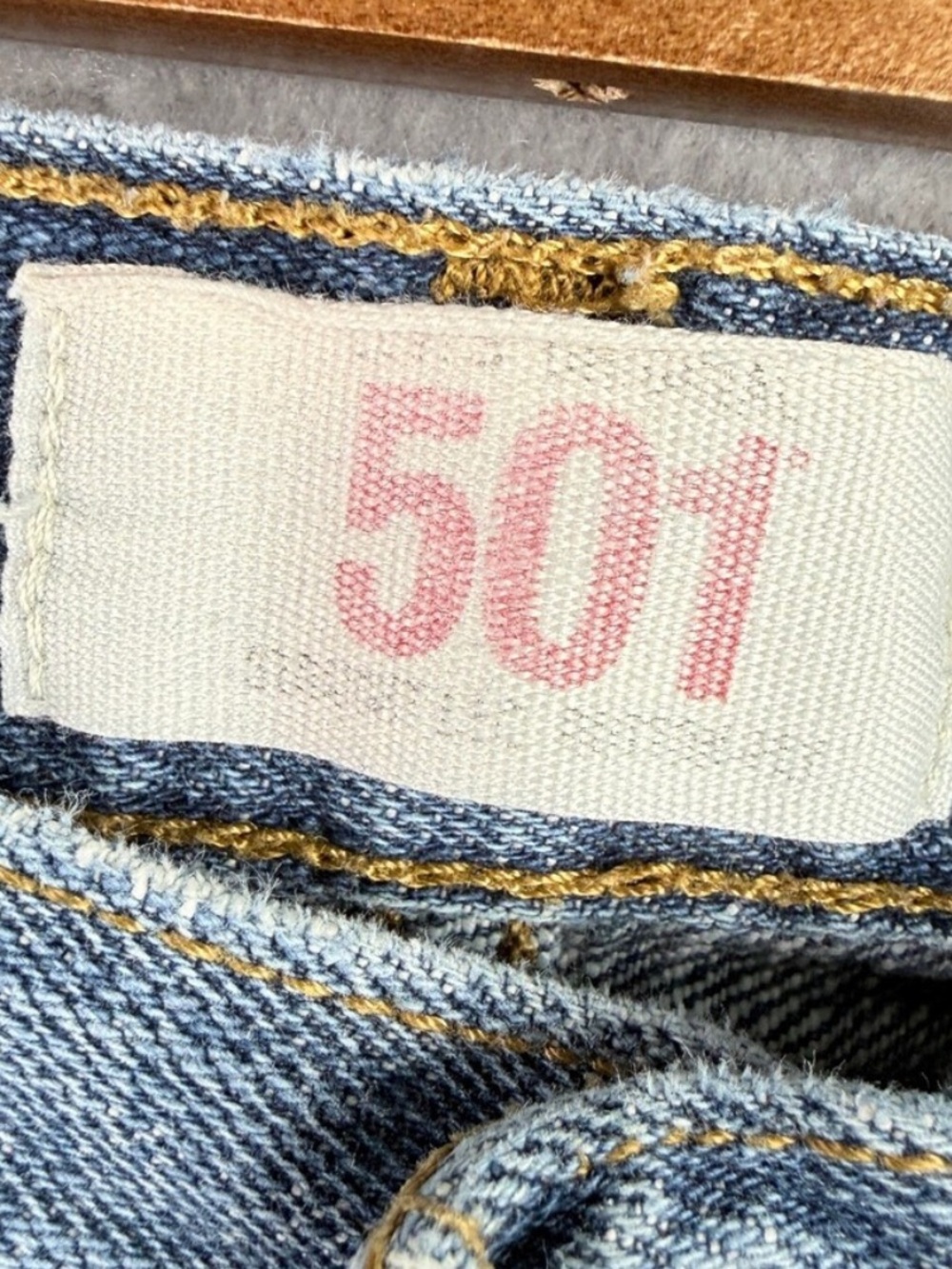 Levi’s 501 Jeans Mens 32x31 Blue Medium Wash Straight Leg Button Fly Denim - Picture 2 of 9